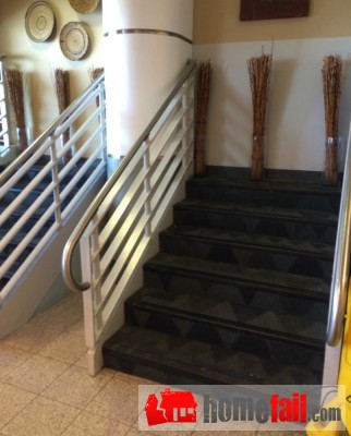 toronto-airport-stairs